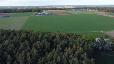 Im Harter Forst südlich von Wilhermsdorf-Kreben (rechts im Bild) ist ein Windpark mit fünf Windkraftanlagen und einer installierten Gesamtleistung von 36 Megawatt geplant. (Foto: Yvonne Neckermann)