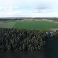 Im Harter Forst südlich von Wilhermsdorf-Kreben (rechts im Bild) ist ein Windpark mit fünf Windkraftanlagen und einer installierten Gesamtleistung von 36 Megawatt geplant. (Foto: Yvonne Neckermann)