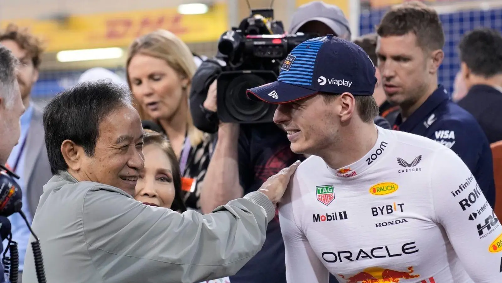 Red-Bull-Teamchef Christian Horner (l) und Red-Bull-Miteigentümer Chalerm Yoovidhya sprechen mit Max Verstappen. (Foto: Darko Bandic/AP/dpa)