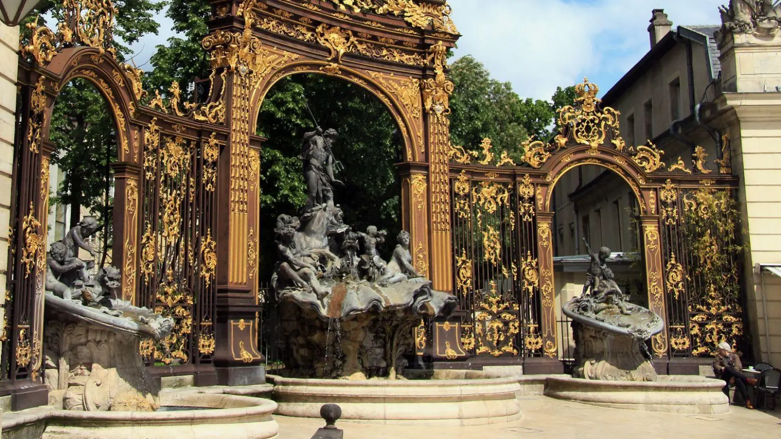 Prächtig und mit Gold geschmückt sind die Tore am Place Stanislas in Nancy aus dem 18. Jahrhundert. (Foto: Bernd F. Meier/dpa-tmn)