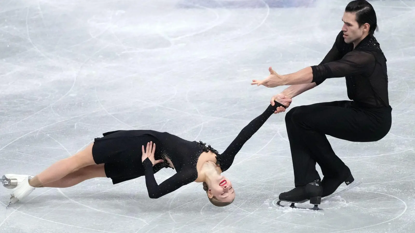 Stehen vor dem deutschen Meistertitel: Minerva Hase und Nikita Volodin. (Archivbild) (Foto: Hiro Komae/AP/dpa)