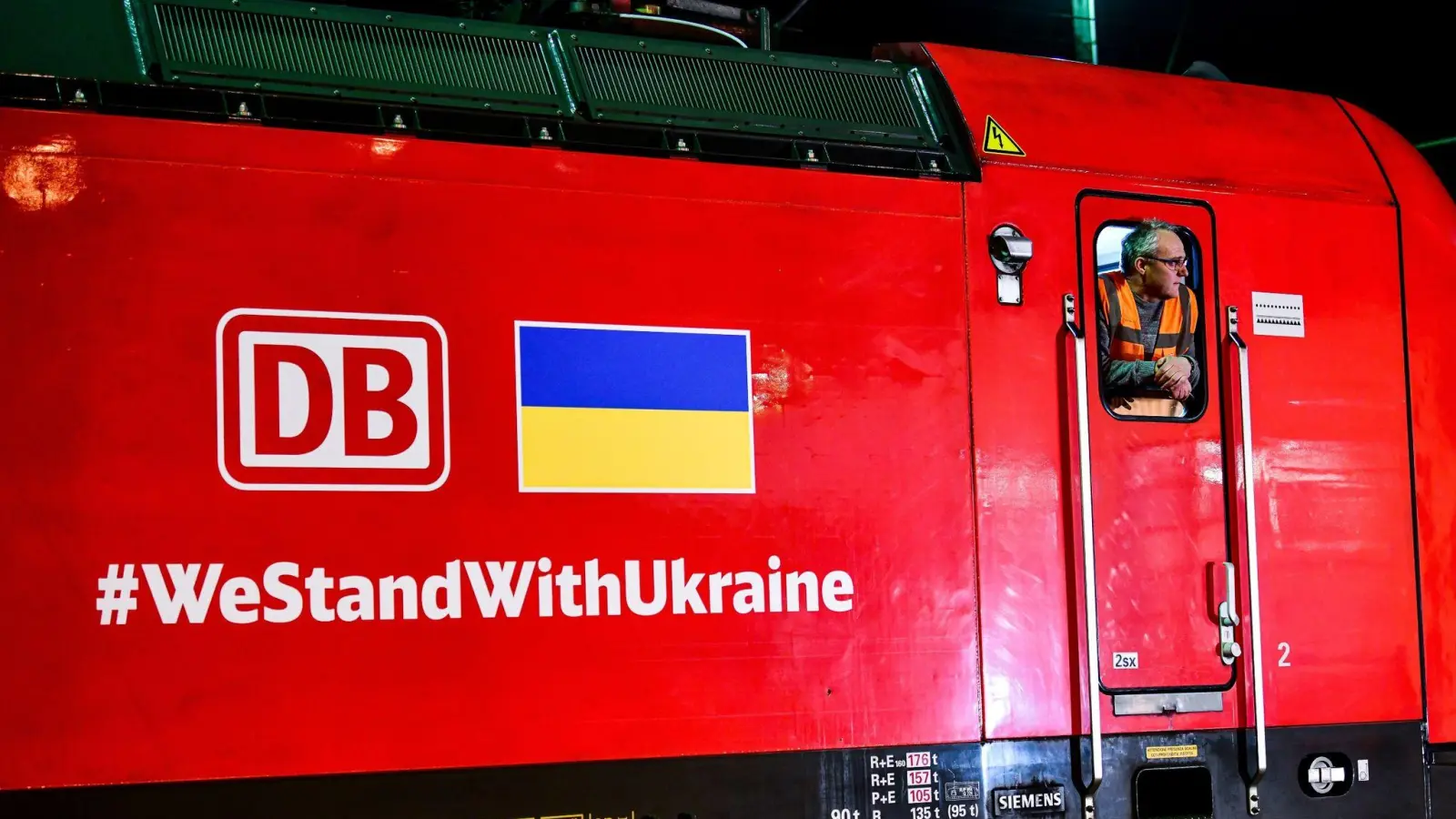 Spenden werden in Deutschland mit Lastwagen gesammelt und mit Containerzügen in die Ukraine gefahren - der Transport ist für die Spender kostenlos. (Foto: Fabian Sommer/dpa)