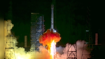 Chinas Tianwen-2-Sonde hob vergangenes Jahr an Bord einer Langer-Marsch-3B-Trägerrakete ab. Nun hat sie ihr Ziel erreicht. (Archivbild) (Foto: Cai Yang/XinHua/dpa)
