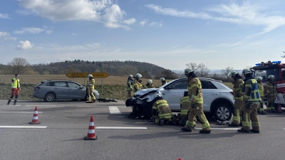Beim Abbiegen stießen im Herrieder Gemeindeteil Regmannsdorf zwei Autos zusammen. (Foto: Evi Lemberger)