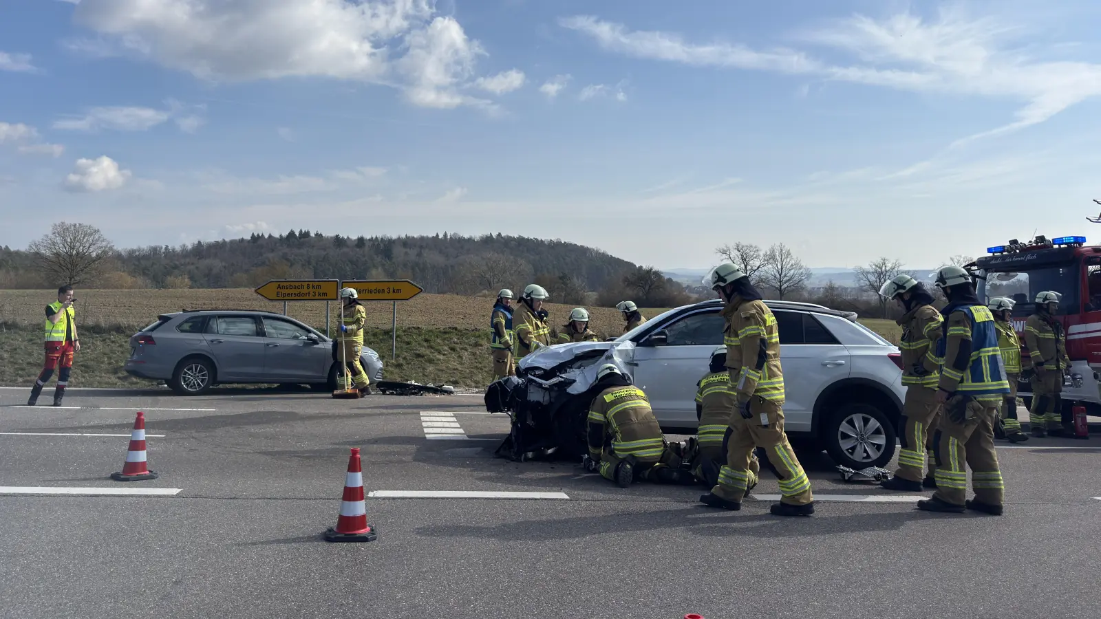 Beim Abbiegen stießen im Herrieder Stadtteil Regmannsdorf zwei Autos zusammen. (Foto: Evi Lemberger)