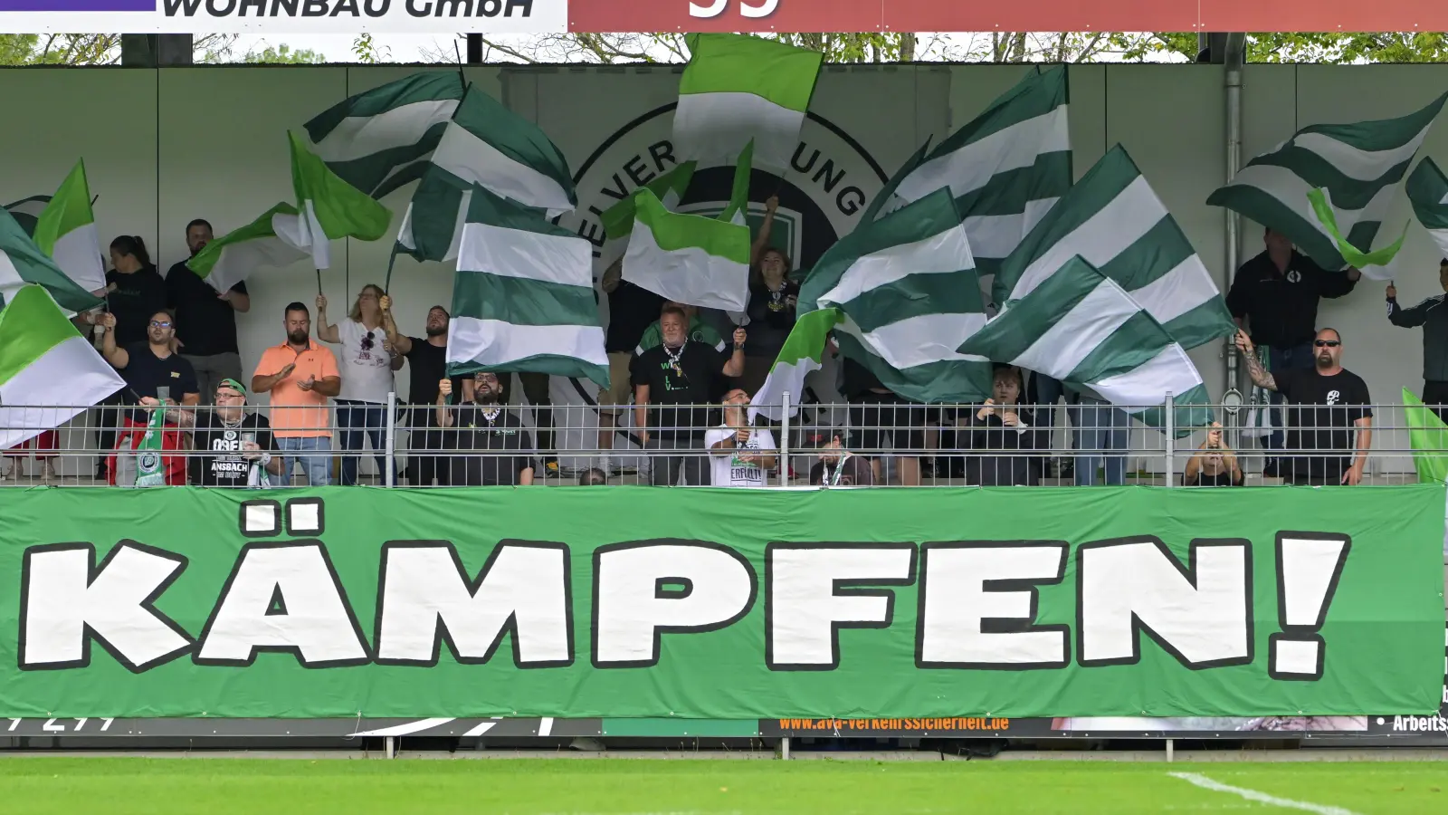 Im Grün und Weiß der SpVgg Ansbach gehaltene Fahnen und Banner dürften am Samstag auch im Grünwalder Stadion zu sehen sein.  (Foto: Martin Rügner)