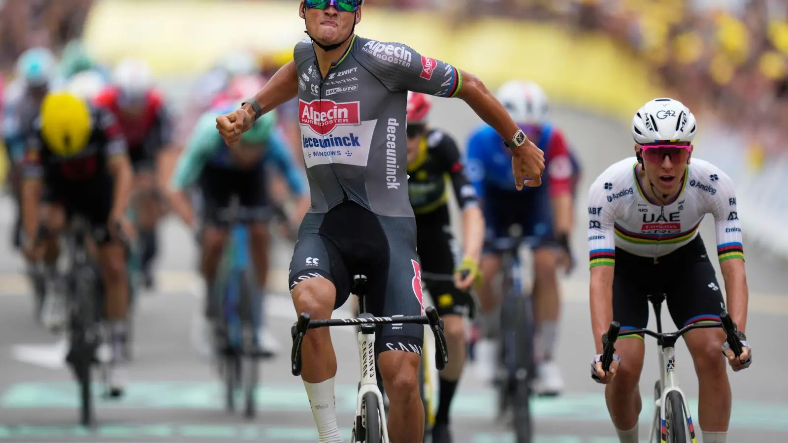 Mathieu van der Poel stürmt zum Sieg. (Foto: Mosa'ab Elshamy/AP/dpa)