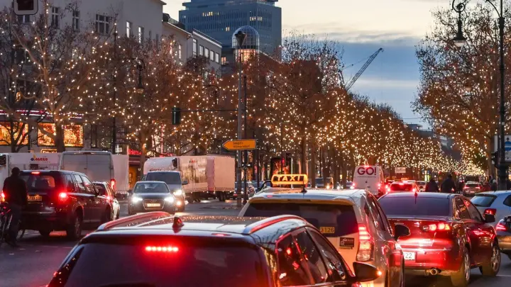 Am 3. Adventswochenende dürfte es vor allem in den Innenstädten wieder voll werden. (Foto: Jens Kalaene/dpa-Zentralbild/Archiv)
