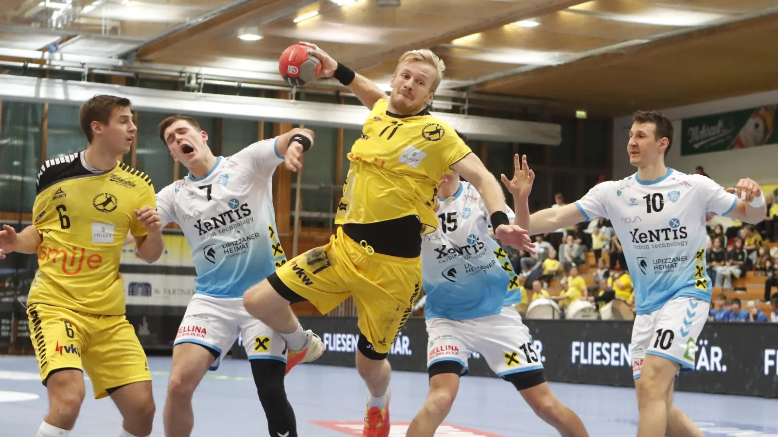 In Bregenz bekommt Andreas Schröder (am Ball) mehr Spielzeit als zuletzt beim HSC Coburg. Den Wechsel ins Ausland hat der 32-Jährige nicht bereut. (Foto: Walter Zaponig)
