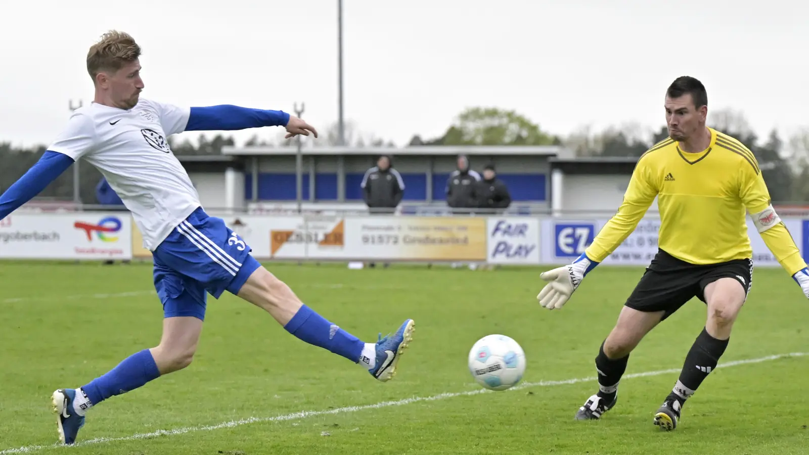 Lukas Mahlein bezwingt in dieser Szene den Stopfenheimer Torwart Dominik Monatzetter und erzielt das 2:1 für Fortuna Neuses. (Foto: Martin Rügner)