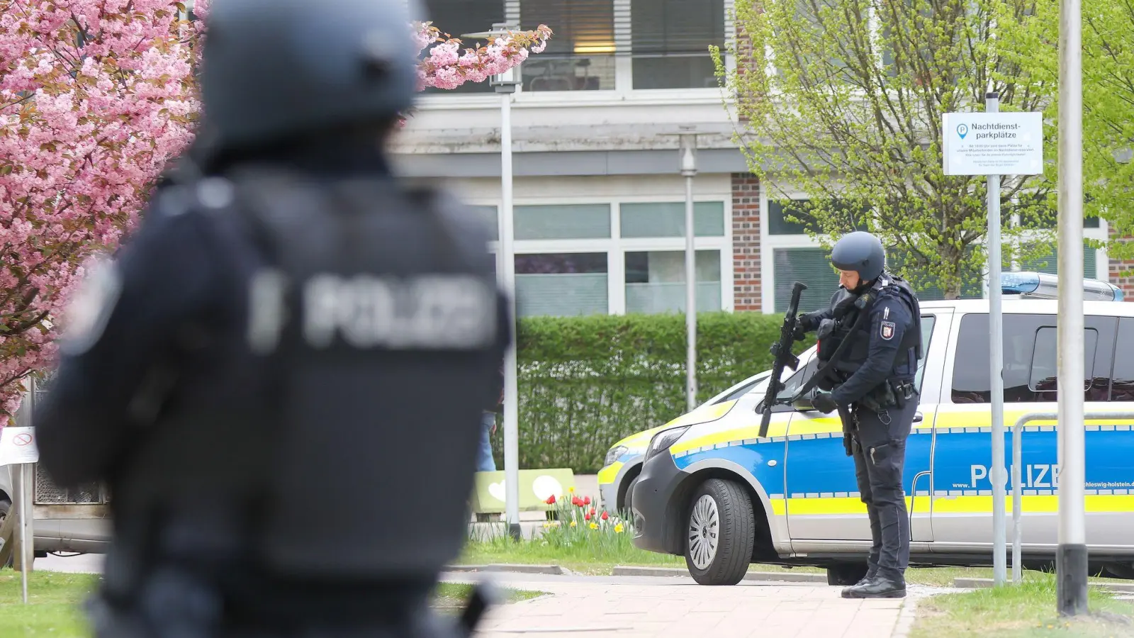 Einsatzkräfte der Polizei suchen am Krankenhaus in Pinneberg nach einer flüchtigen Person.  (Foto: Bodo Marks/dpa)