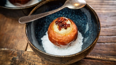 Diese Vorspeise schindet Eindruck: Die Zwiebel wird langsam bei niedriger Temperatur eingekocht und dann gefüllt. Getoppt wird sie mit Linsen und auf einem Bett aus Meersalz serviert.  (Foto: Christin Klose/dpa-tmn)