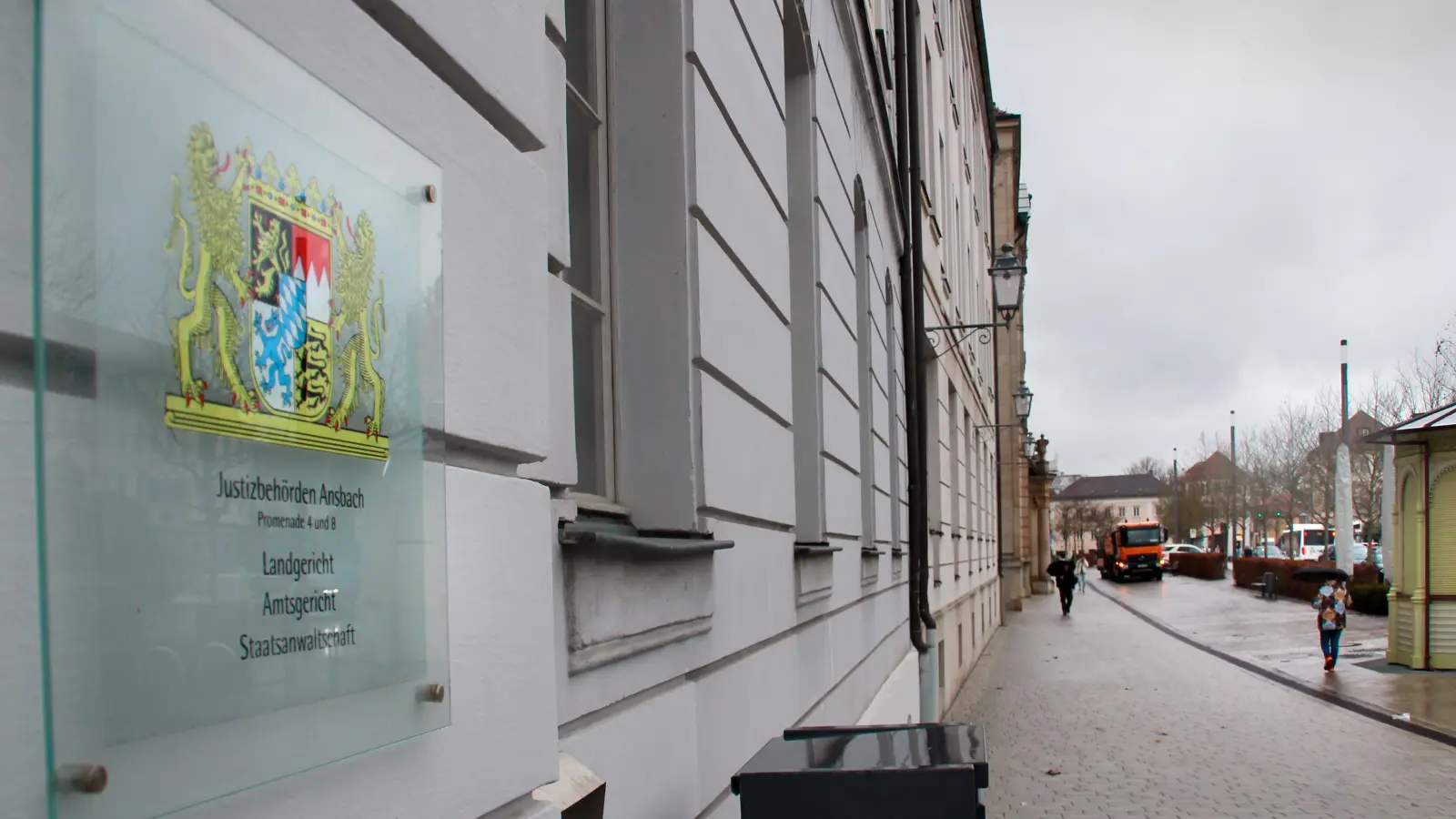 Die Staatsanwaltschaft Ansbach hat gegen vier Jugendliche im Alter zwischen 15 und 16 Jahren (zur Tatzeit) Anklage erhoben. (Symbolbild: Carsten Rehder/dpa)