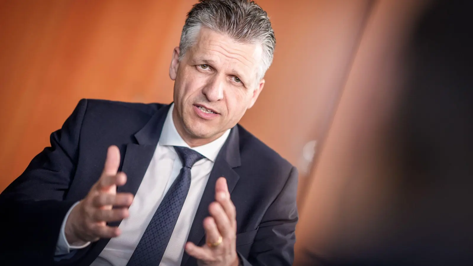 Kanzleramtschef Thorsten Frei (CDU) sieht keine geänderte Haltung der Bundesregierung gegenüber Israel. (Foto: Michael Kappeler/dpa)