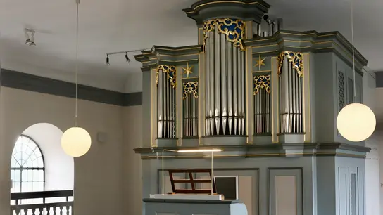 Restauriert und um ein Auxiliarwerk erweitert: die Strebel-Orgel von St. Margaretha in Lehrberg. (Foto: Thomas Wirth)