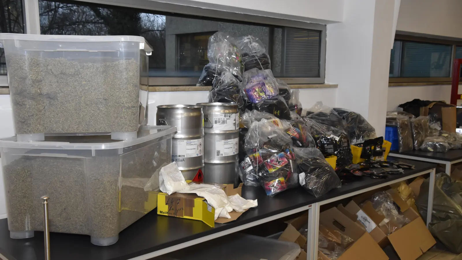 Die Polizei fing bereits fertige Kräutermischungen ab, genauso aber auch die zur Herstellung nötigen Beimengungen. (Foto: LKA)