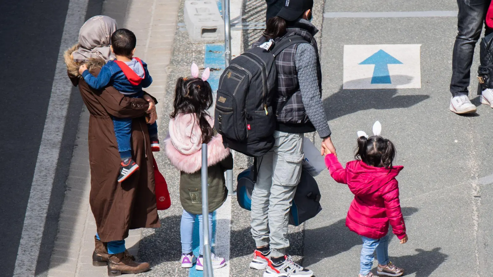 Flüchtlinge, die aus griechischen Flüchtlingslagern mit erbärmlichen Zuständen geholt wurden, kommen am Flughafen Hannover an. (Foto: Julian Stratenschulte/dpa)