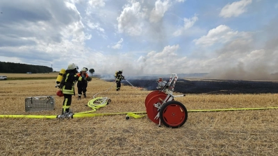 Fast täglich brennen derzeit Stoppelfelder - so auch am Dienstag bei Dentlein. (Foto: Wolfgang Grebenhof)