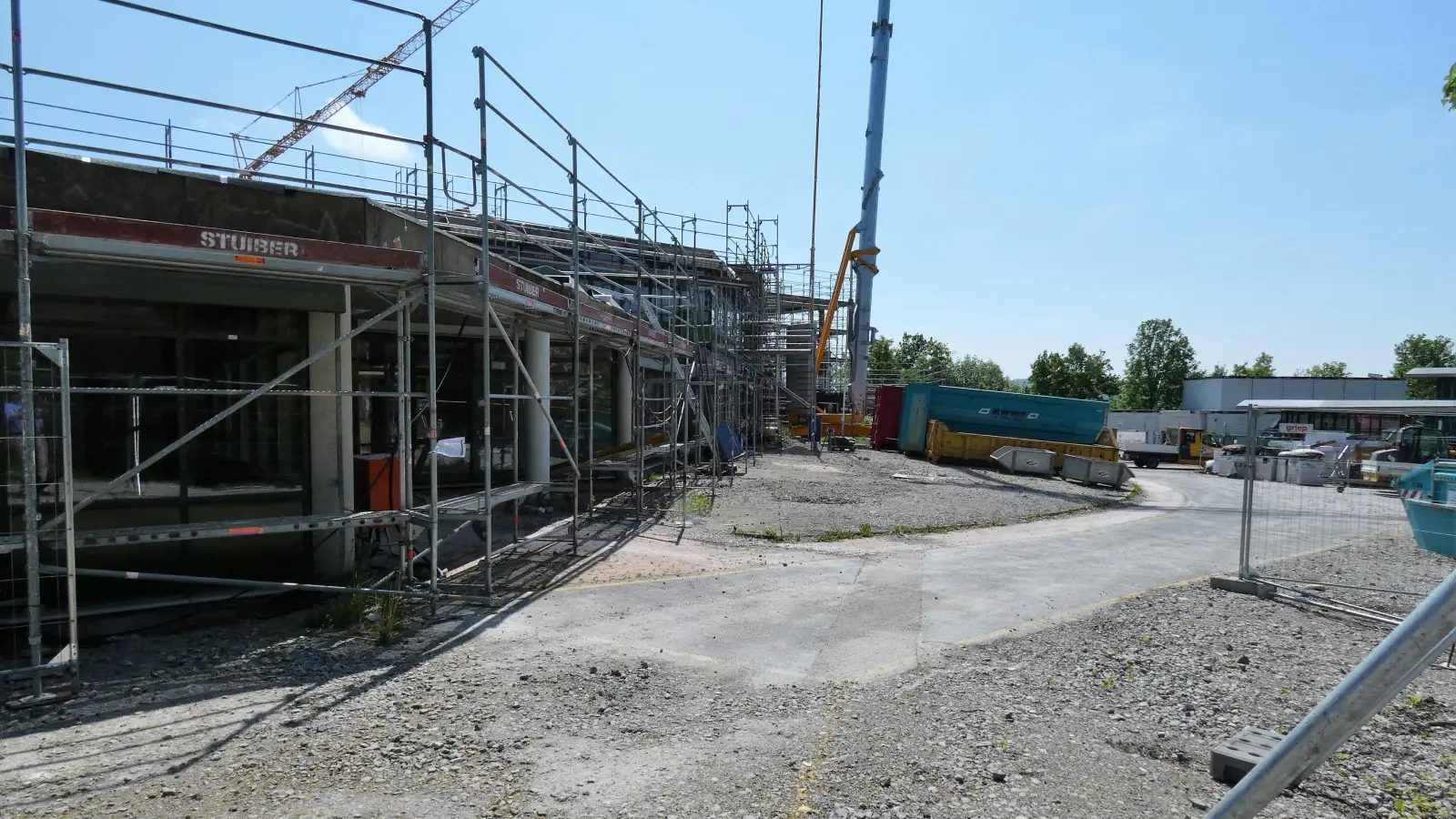 Der Pausenhof der Mittelschule soll im Zuge der Sanierungsmaßnahme erweitert werden. Das Verbandsgremium beschloss die Hinzunahme von rund 560 Quadratmetern, die entsprechend zu asphaltieren sind. (Foto: Karl-Heinz Gisbertz)