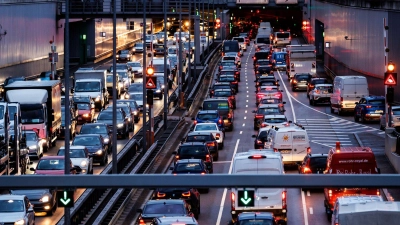 In der Hauptverkehrszeit verbrachten Autofahrerinnen und Autofahrer im Großraum München 2025 insgesamt rund 116 Stunden im Stau.  (Foto: Matthias Balk/dpa)