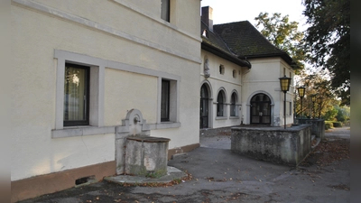 Die besten Tage hat die Windsbacher Stadthalle hinter sich. Über einen Wettbewerb sollen jetzt verschiedene Lösungsansätze für eine Sanierung entstehen. (Archivbild: Petra Mai)