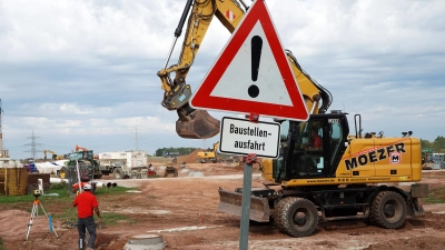 Bei der Erschließung von Bau- und Gewerbegebiet Wilhermsdorf West geht es sichtlich voran, aber die Maßnahme sorgte jetzt für erneuten Diskussionsstoff im Gemeinderat. (Foto: Heinz Wraneschitz)