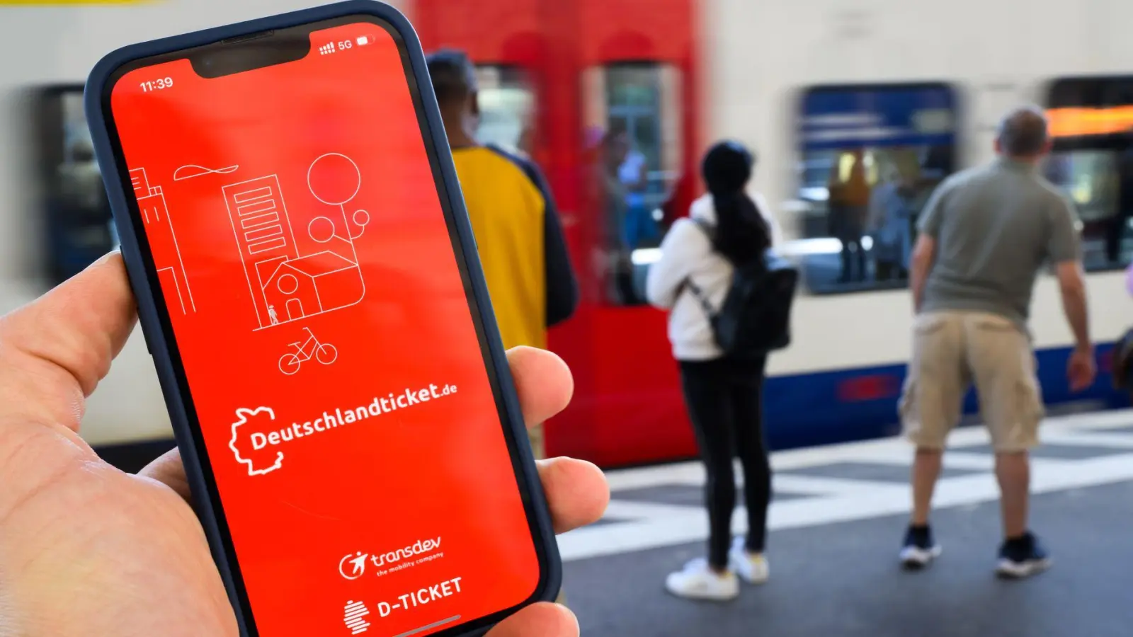 Wer trägt die absehbaren Kostensteigerungen beim Deutschlandticket - Bund oder Länder? Bisher ist noch keine Lösung absehbar. (Symbolbild) (Foto: Julian Stratenschulte/dpa)