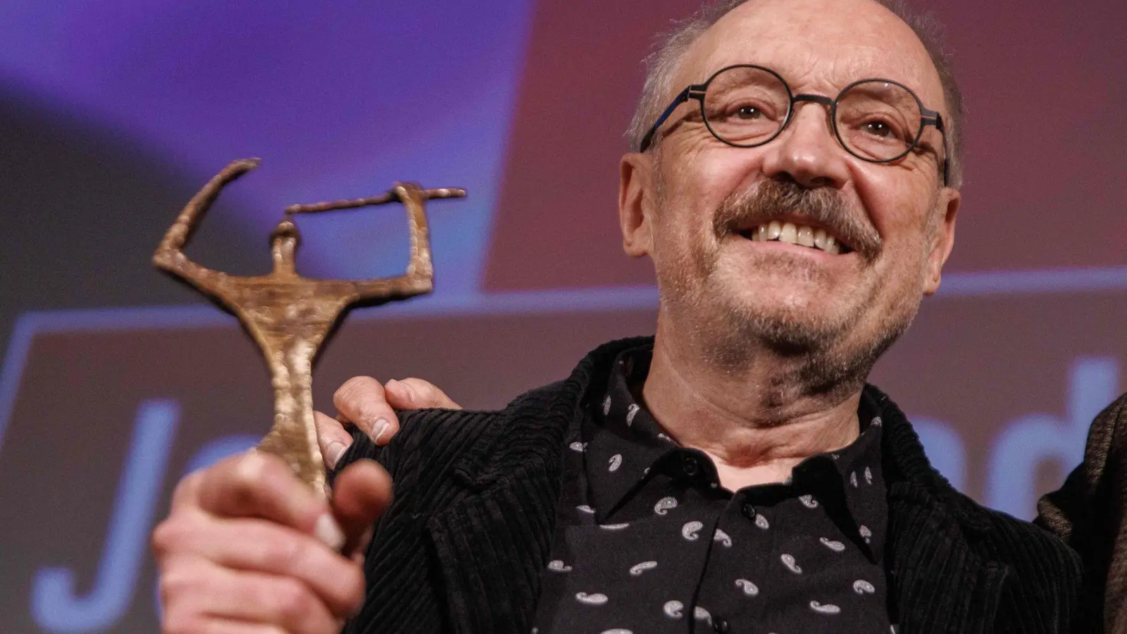 Hader wurde auch für seine spezielle künstlerische Handschrift geehrt. (Foto: Carsten Koall/dpa)