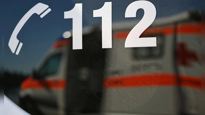 Gegen einen Lkw-Fahrer wird ermittelt, weil er nach einem Unfall nicht einmal anhielt, um die Notrufnummer 112 zu wählen.  (Foto: Patrick Seeger/dpa)