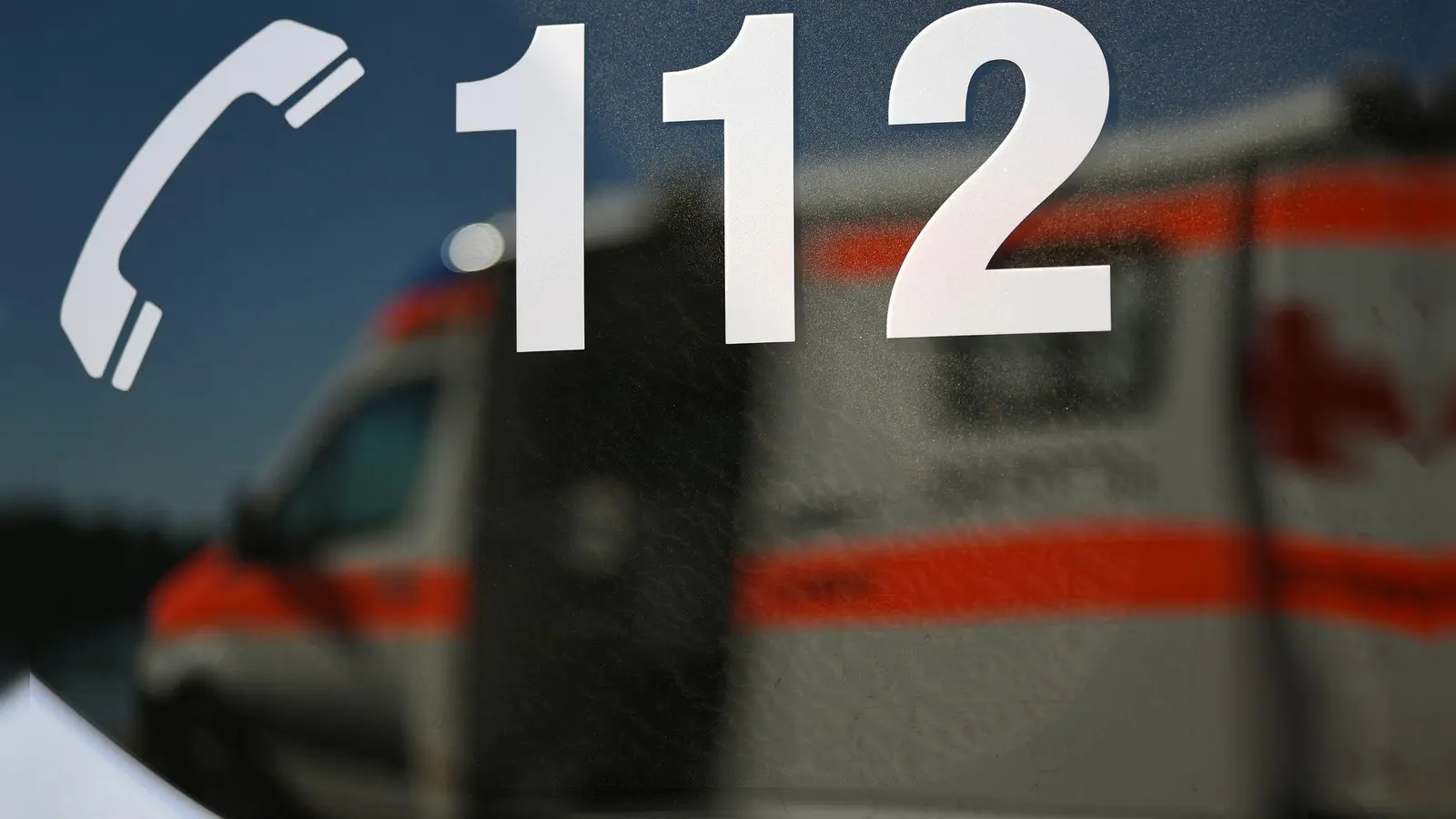 Gegen einen Lkw-Fahrer wird ermittelt, weil er nach einem Unfall nicht einmal anhielt, um die Notrufnummer 112 zu wählen.  (Foto: Patrick Seeger/dpa)