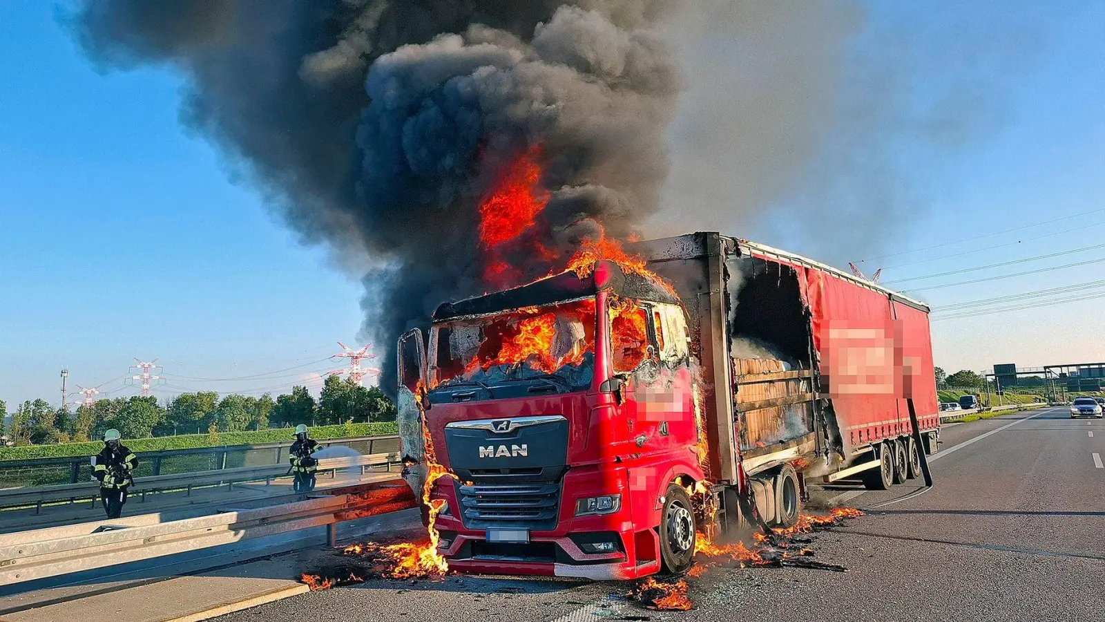 Der Fahrer des Lastwagens wurde bei dem Brand laut Polizei leicht verletzt.  (Foto: -/Berufsfeuerwehr München/dpa)