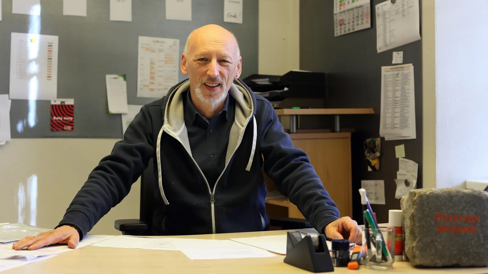 Schickt mit seiner aktuellen Inszenierung arbeitslose Topmanager in die Therapie: Intendant Peter Cahn. (Foto: Thomas Wirth)