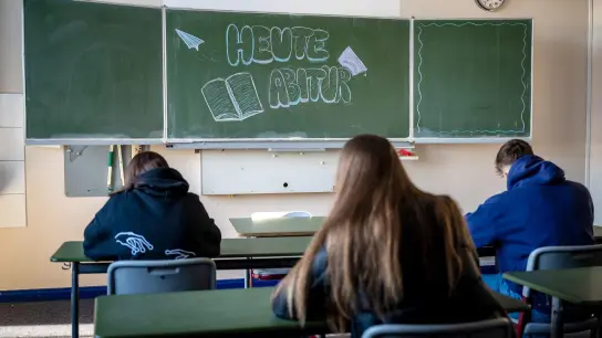 Abiturprüfungen laufen im Klassenzimmer eines Gymnasiums. (Foto: Sina Schuldt/dpa/Symbolbild)