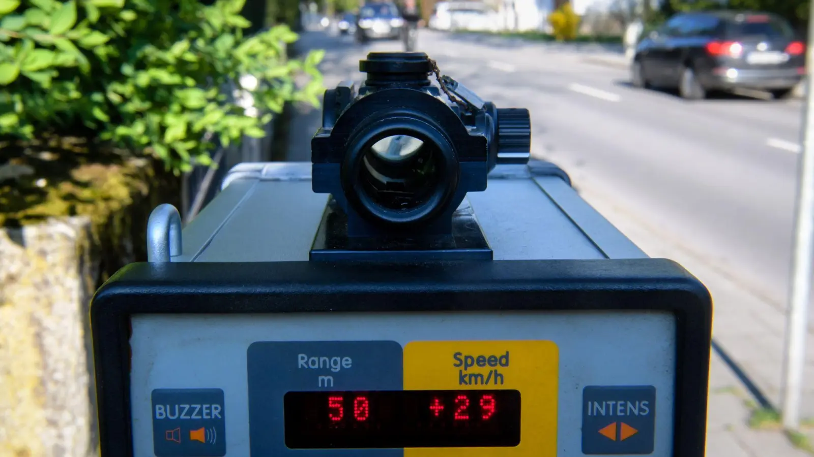 Diverse Verstöße stellten Beamte der Polizeiinspektion Ansbach sowie der Verkehrspolizei bei Geschwindigkeitskontrollen fest. (Symbolbild: Matthias Balk/dpa)