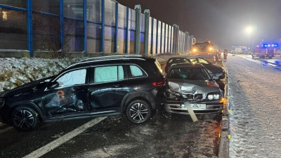Mehrere Menschen sind bei einer Massenkarambolage sowie weiteren kleineren Unfällen verletzt worden. (Symbolbild) (Foto: News5/Ferdinand Merzbach/NEWS5/dpa)