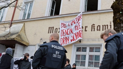 Von Aktivisten besetztes Hotel in Rosenheim: (Foto: Uwe Lein/dpa)