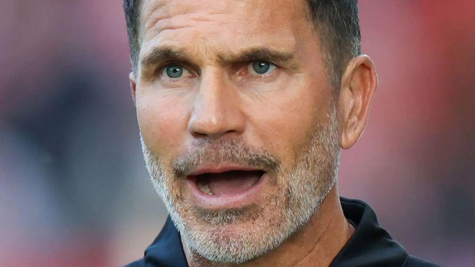 1860-Trainer Patrick Glöckner freut sich über den Heimsieg. (Foto: Christoph Reichwein/dpa)