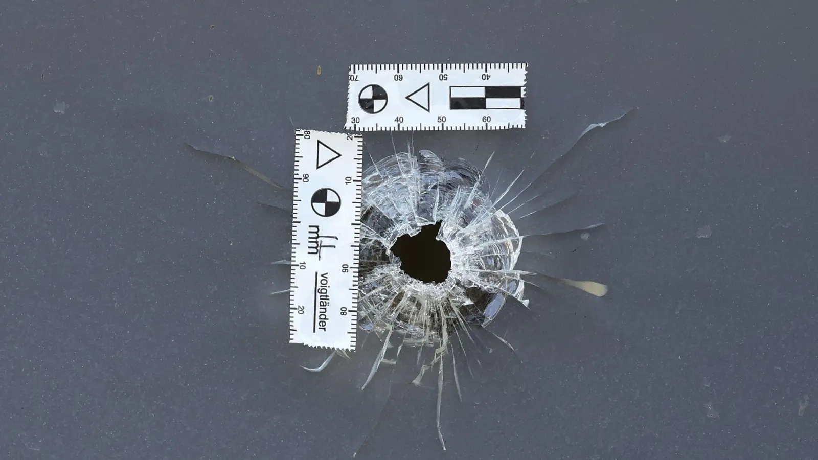 An dem Haus waren mehrere Einschusslöcher zu sehen. (Foto: Karl-Josef Hildenbrand/dpa)