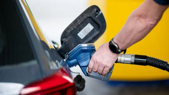 Benzin und Diesel sind in den meisten direkten EU-Nachbarstaaten mindestens genauso teuer wie in Deutschland. (Foto: Daniel Reinhardt/dpa)