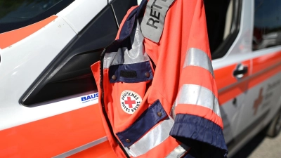 Mit schweren Verletzungen kommt ein Mann ins Krankenhaus. Der Schaden ist enorm. (Symbolbild) (Foto: Patrick Seeger/dpa)