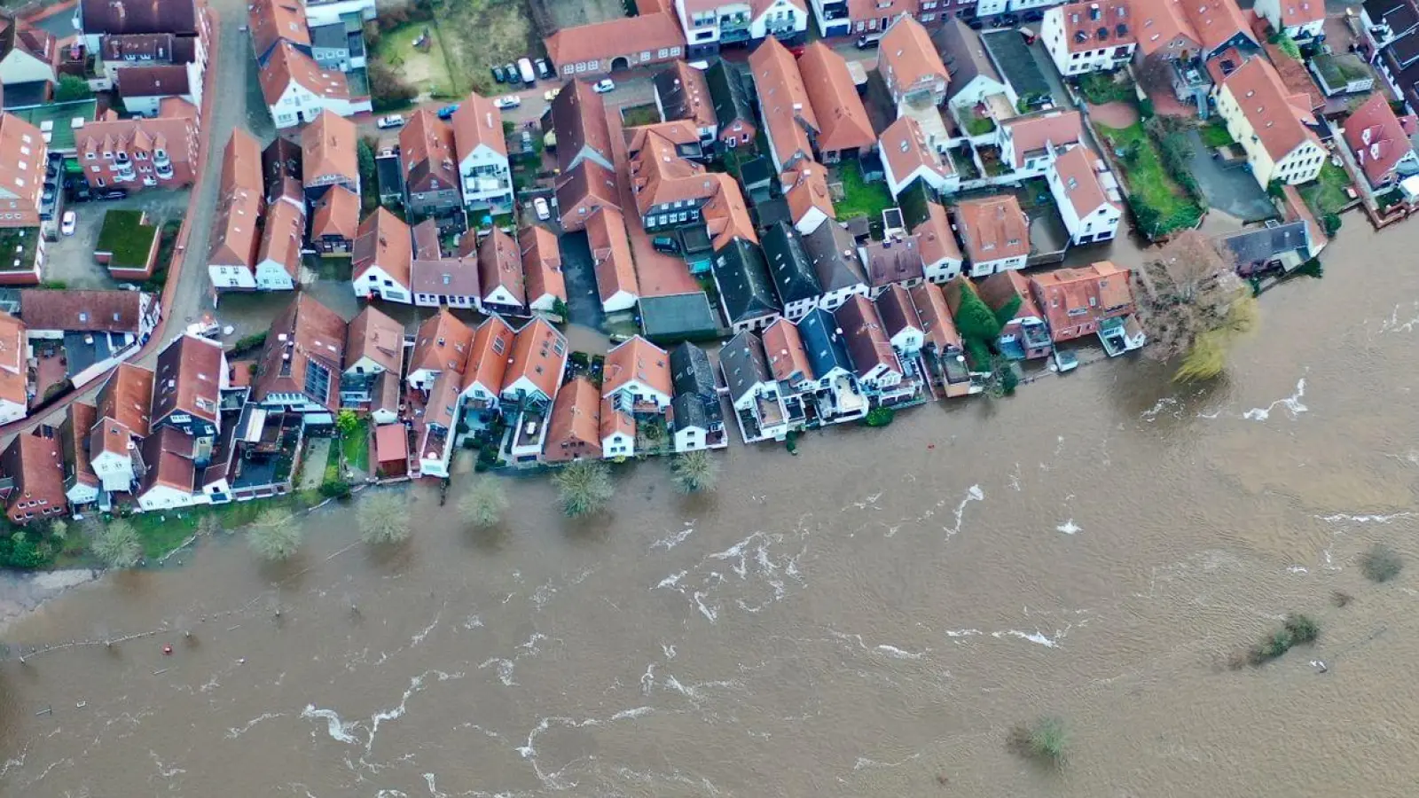 Blick auf die teilweise unter Wasser stehende Altstadt von Verden an der Aller. In weiten Teilen Niedersachsens bleibt die Hochwasserlage angespannt. (Foto: -/dpa)
