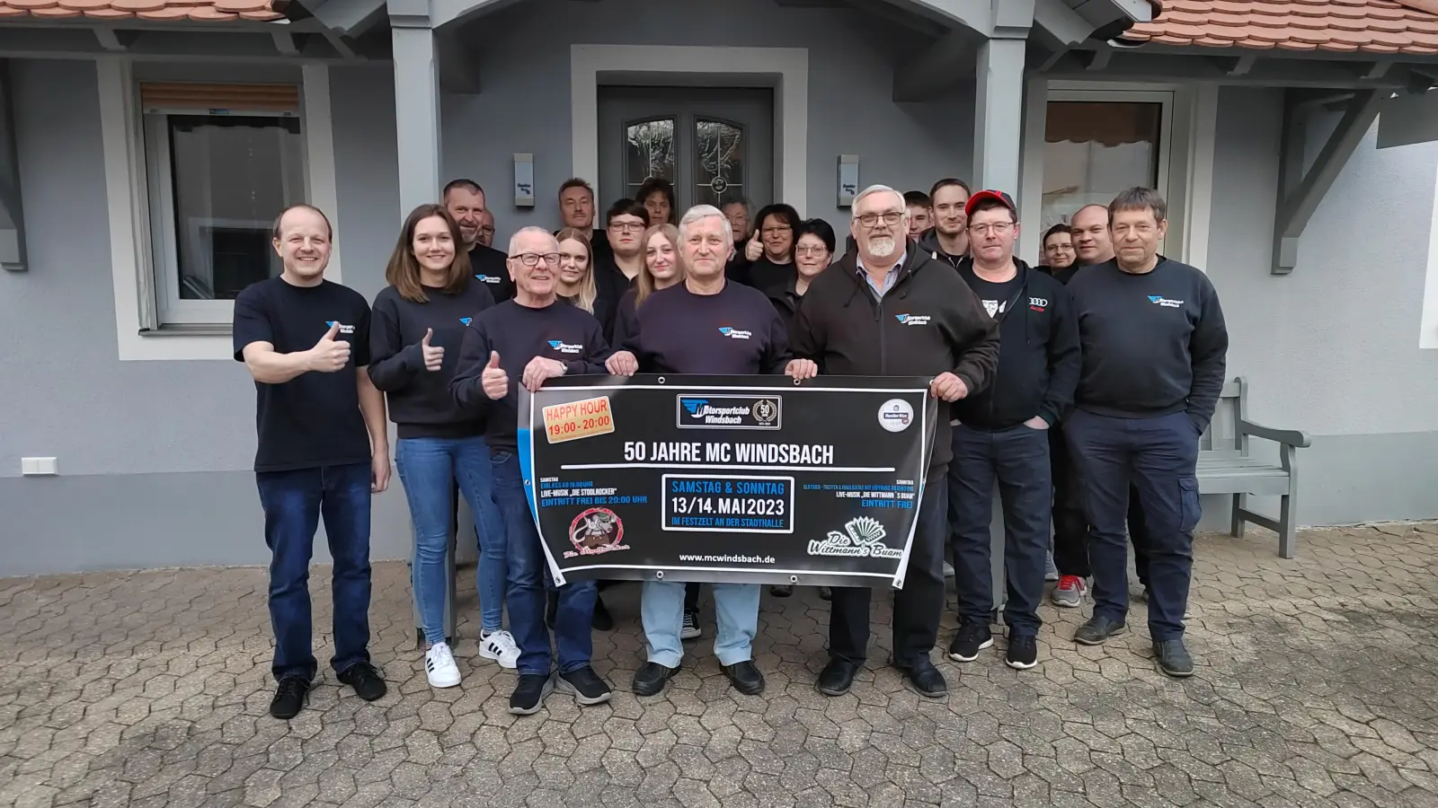 Vorsitzender Uwe Amm (links) mit einem Teil der Vereinsmitglieder des Motorsportclubs. (Foto: MC Windsbach)