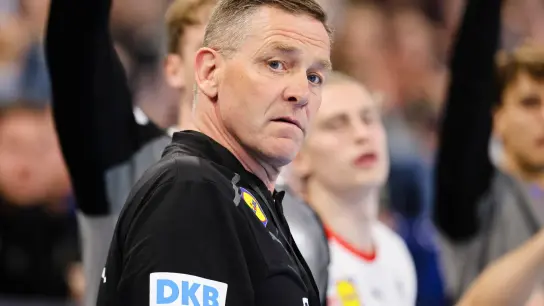 Hat zu viele Defizite gegen den krassen Außenseiter Färöer ausgemacht: Deutschlands Trainer Alfred Gislason. (Foto: Frank Molter/dpa)