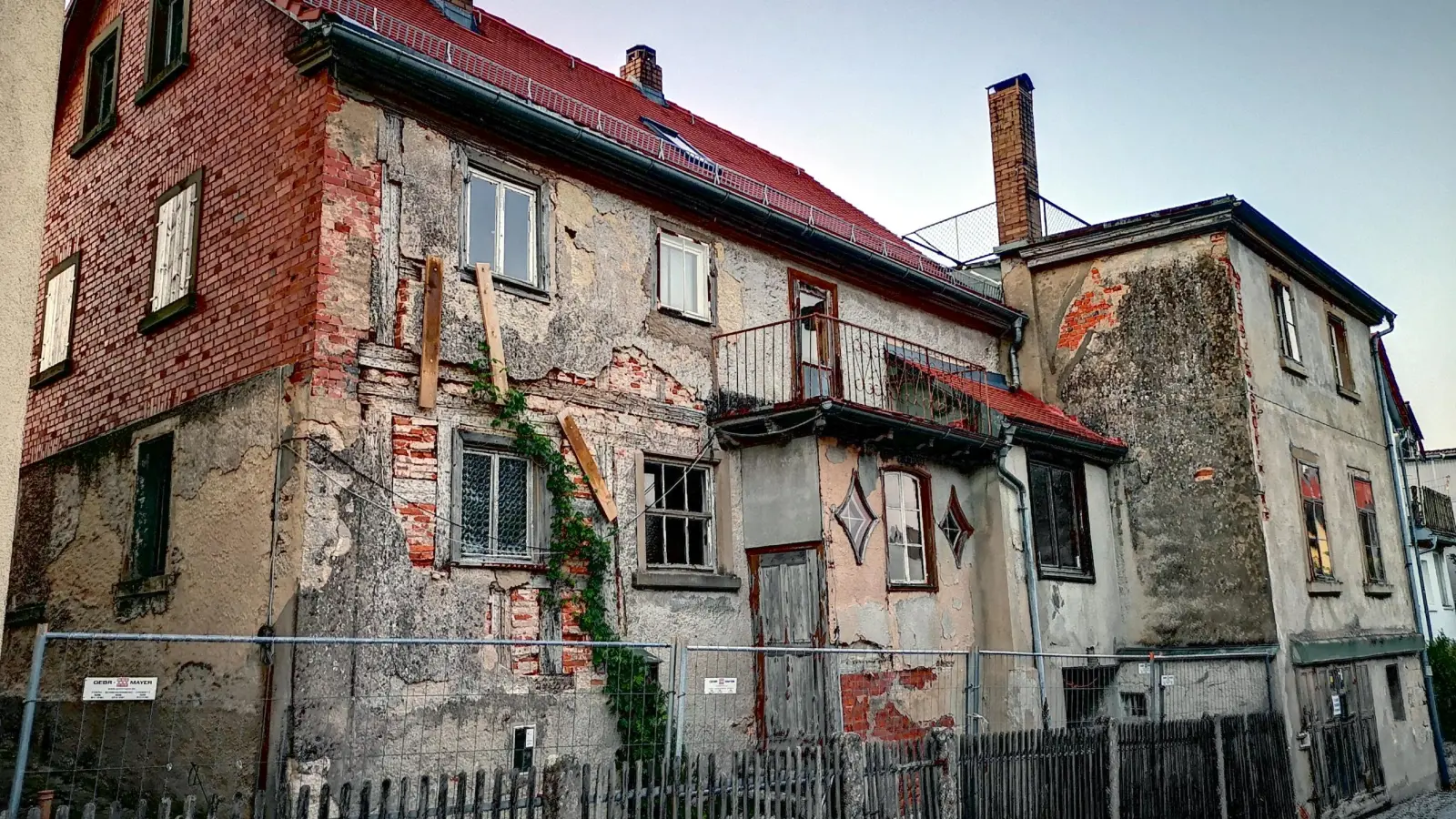 Vor allem auf der Südseite zur Alten Gasse hin sieht das denkmalgeschützte Haus ziemlich ramponiert aus. Der Schillingsfürster Stadtrat hofft nun auf einen Investor, der das Gestaltungspotenzial erkennt. (Foto: Jürgen Binder)
