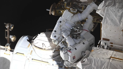 Matthias Maurer (oben), deutscher ESA-Astronaut, und Raja Chari, US-amerikanischer NASA-Astronaut, arbeiteten 2022 während eines Außeneinsatzes an der Raumstation ISS.  (Symbolbild) (Foto: NASA/ESA/dpa)