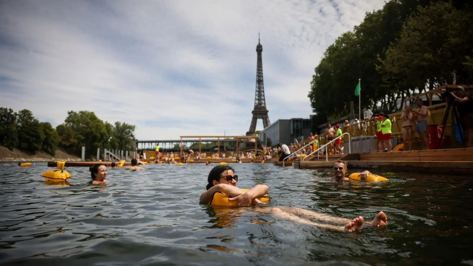 Menschen genießen das Wasser an der Badestelle Grenelle an der Seine in Paris. (Foto: Thomas Padilla/AP/dpa)