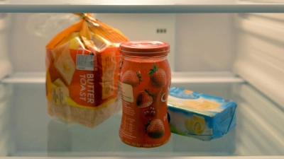 Lebensmittel in der Ferienunterkunft für die Nächsten zurücklassen? Eine Umfrage zeigt, wie oft sie dann doch im Müll landen. (Foto: Marc Tirl/dpa-Zentralbild/dpa-tmn)