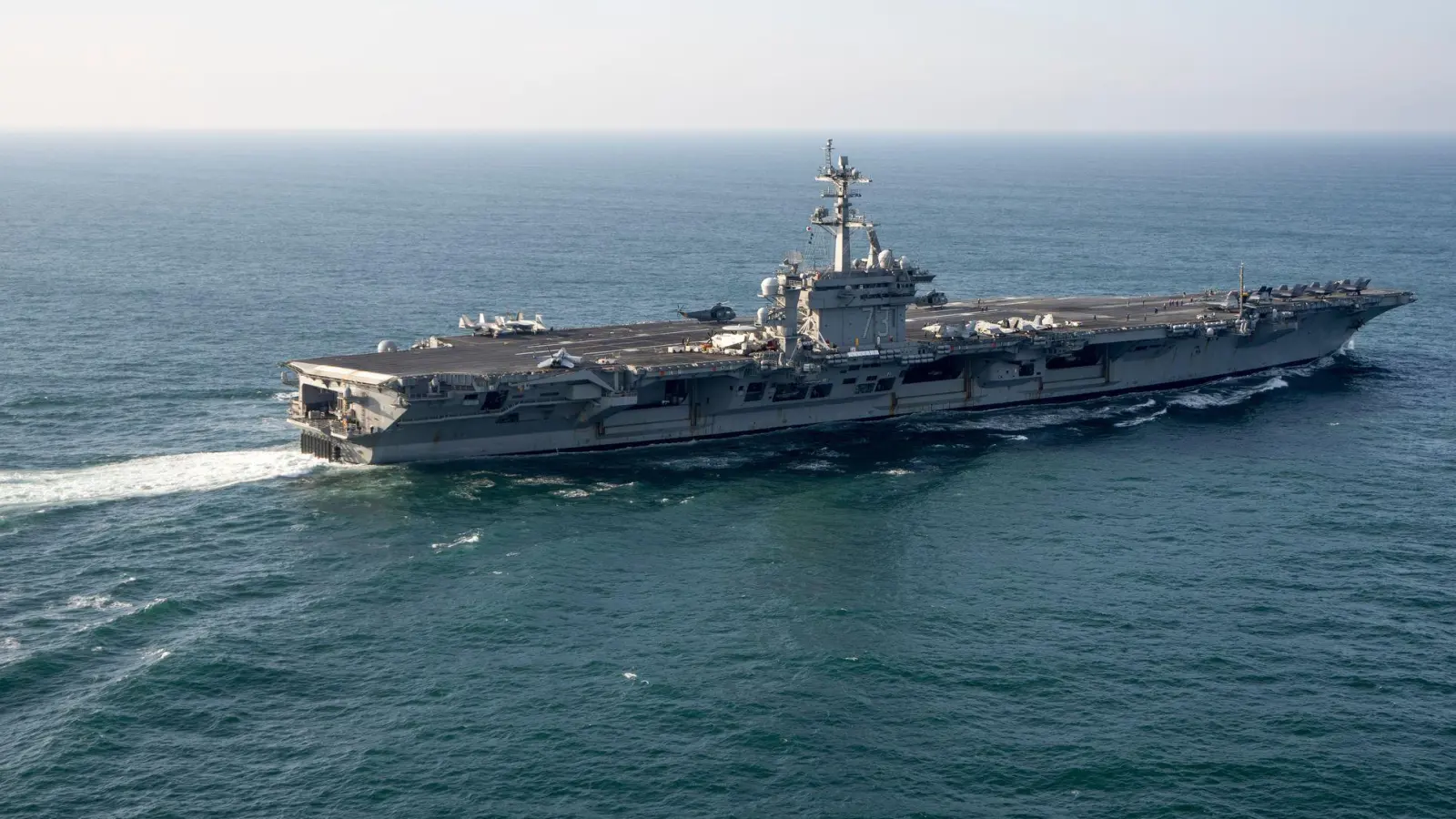 Der US-Flugzeugträger „USS George Washington“ befindet sich aktuell im Nahen Osten. (Archivbild) (Foto: Victor R. Caivano/AP/dpa)