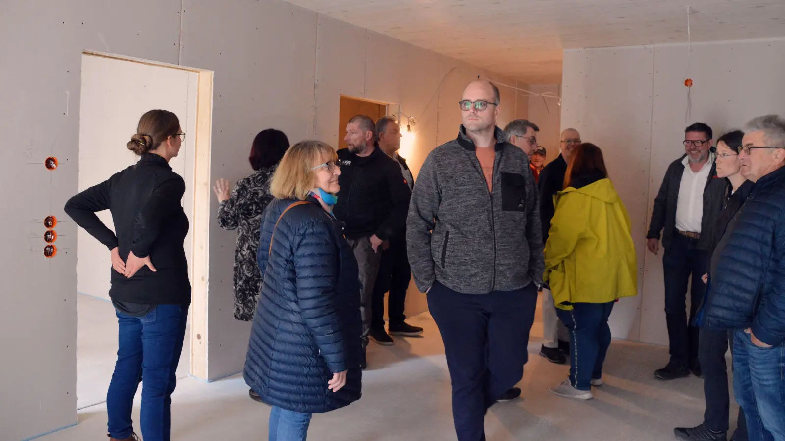 Der Rohbau steht, der Innenausbau läuft auf Hochtouren: Die Uffenheimer Stadträtinnen und Stadträte haben das Ärztezentrum Uffenheim (AZU) besichtigt und sind mit dem Fortschritt zufrieden. (Foto: Johannes Zimmermann)
