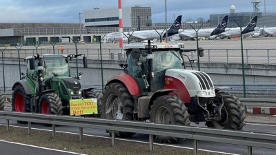 Traktoren am Flughafen Frankfurt. (Foto: Mike Seeboth/dpa)